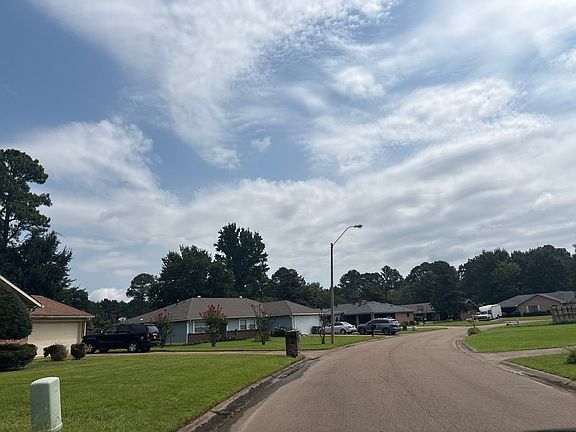 4th image of 140 Bedford Ln