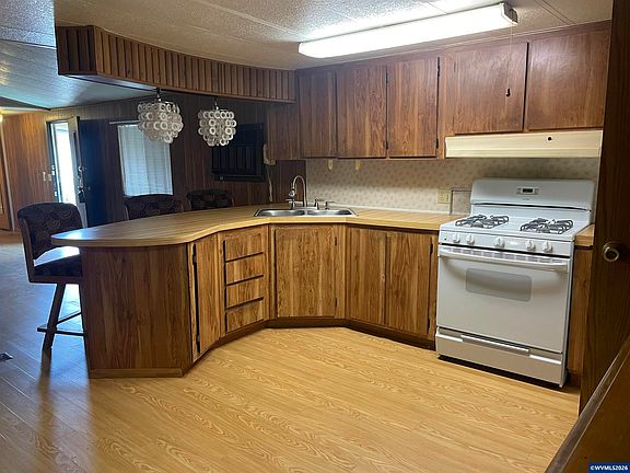 4th image of 4676 Amber St NE