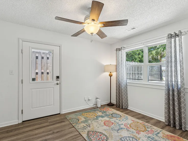 2705 Allan St — Photo 15
