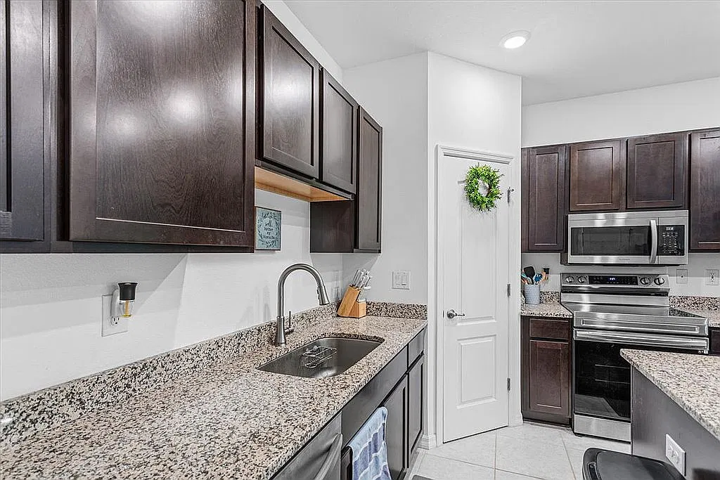 3 bed, 2.5 bath, 1635 sqft, $1,995 — Photo 2