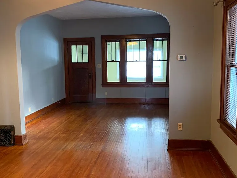 615 4th St NE — Photo 2