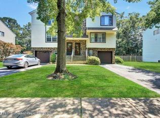 41 Dortmunder Dr, Manalapan, NJ 07726