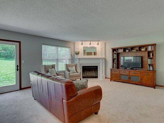 4th image of 3666 Saratoga Dr