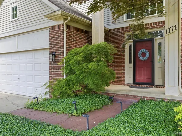 1174 Horseshoe Dr, South Lyon, MI 48178