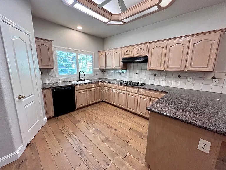 2552 E Kelso Ave — Photo 13