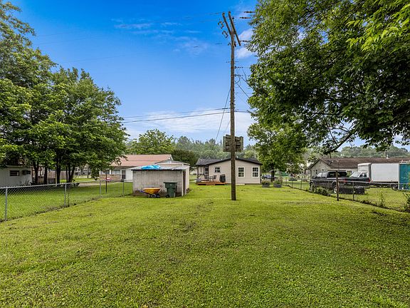 3rd image of 121 S Aster Ave