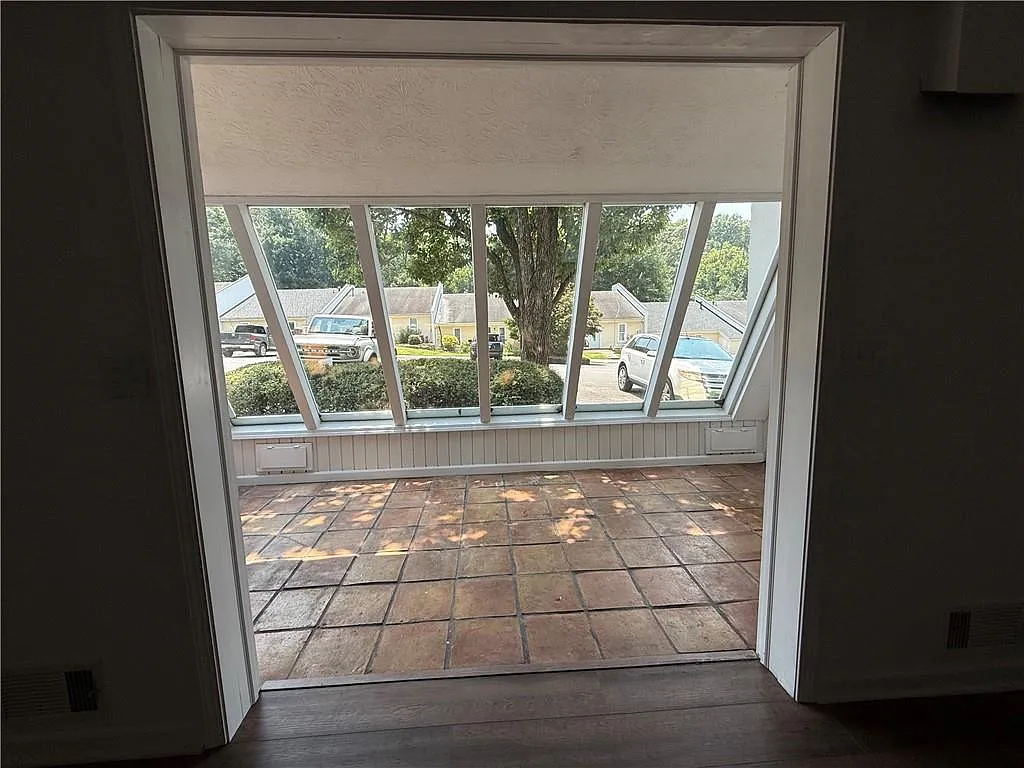 3 bed, 2.0 bath, 1490 sqft, $2,000 — Photo 3