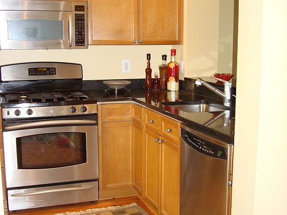 Upgraded kitchen w/granite 