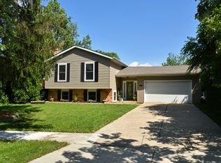 1011 Essel Ct W, Wheaton, IL 60189