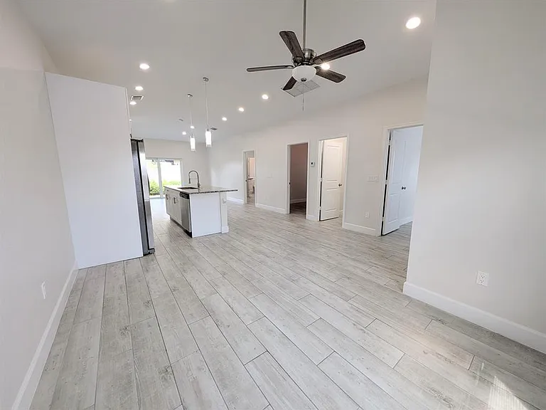 1562 W 26th Ct — Photo 4