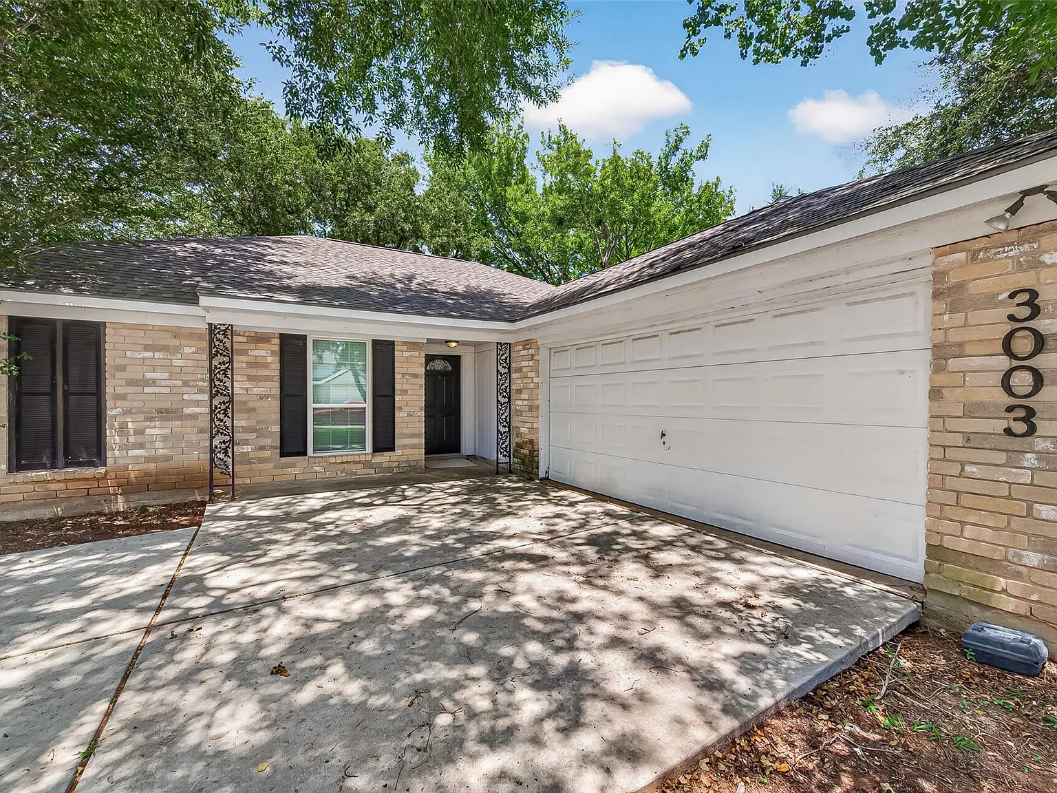 3 bed, 2.0 bath, 1938 sqft, $2,200 — Photo 2