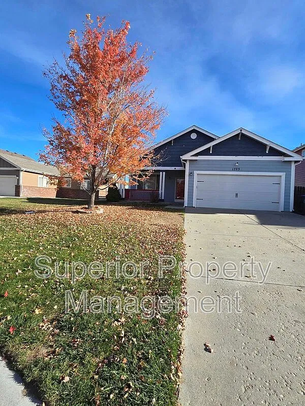 5 bed, 3.0 bath, 2856 sqft, $2,900 — Photo 2