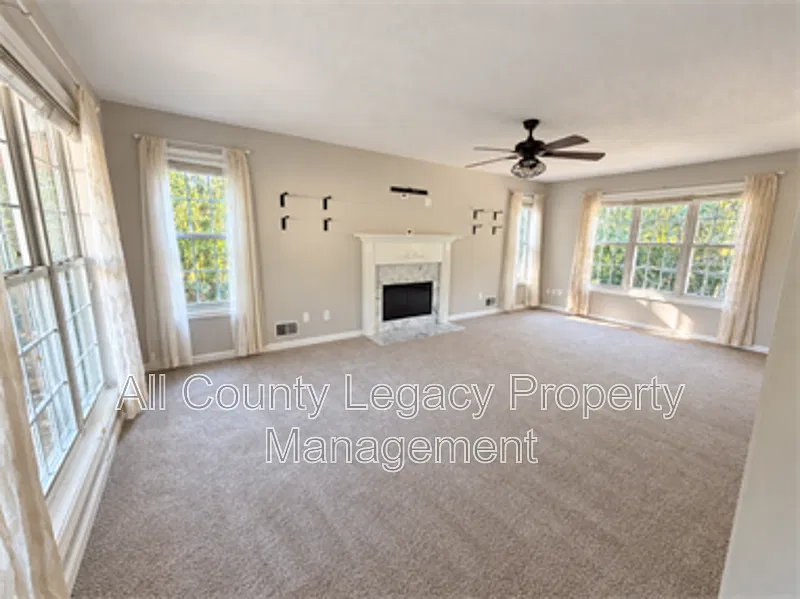 4 bed, 2.0 bath, 2000 sqft, $2,295 — Photo 2