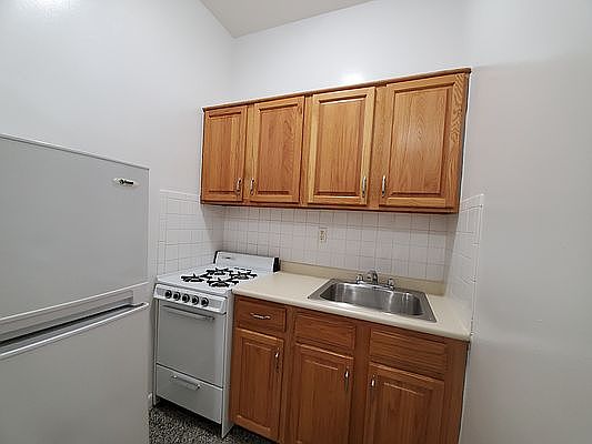 4th image of 323 W 14th St APT 5