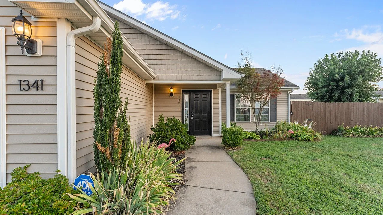 3 bed, 2.0 bath, 1128 sqft, $1,395 — Photo 3