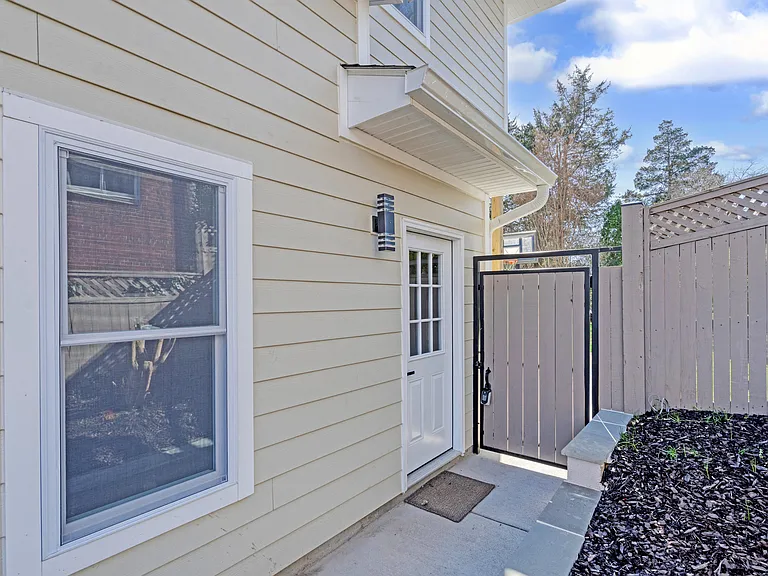 10237 Stratford Ave #B — Photo 2