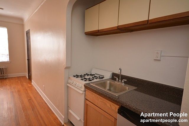 2nd image of 948 W Cuyler Ave APT 107