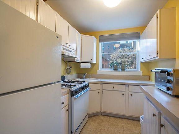 3rd image of 25 Franklin Ave APT 6F