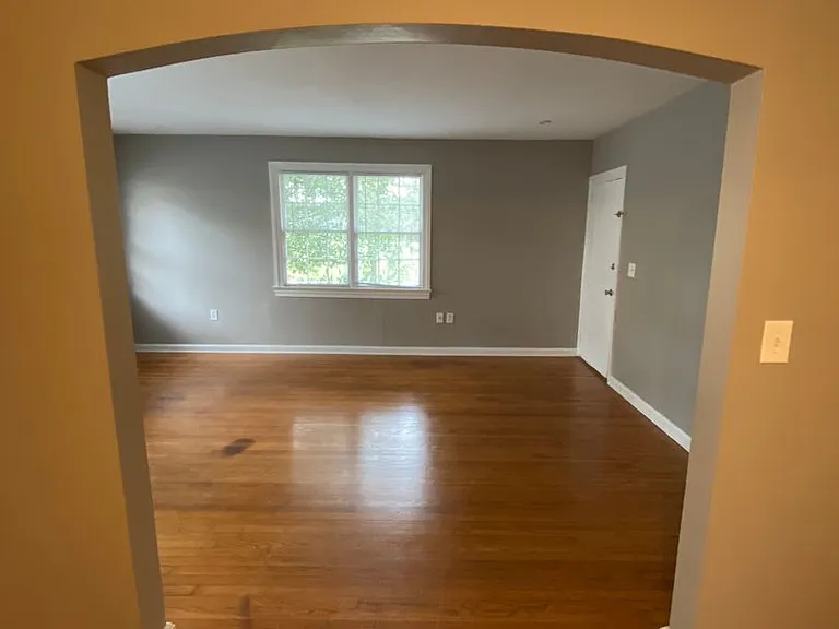 1306 E Victory Dr — Photo 3