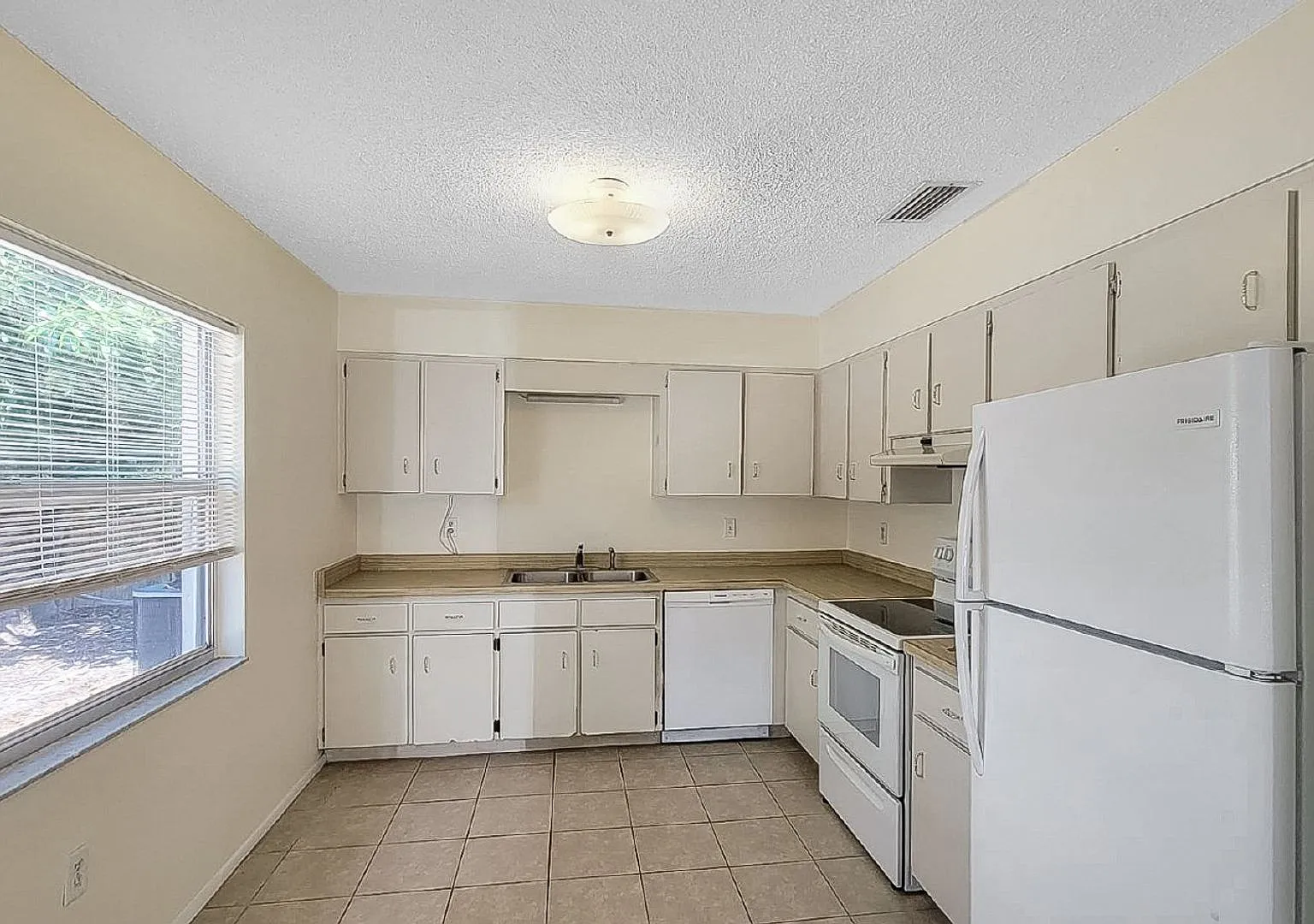 Move-In Special! Off Your First Month's Rent! 1/1. Annual Two Bedroom, Two Bath Duplex Located On... — Photo 4