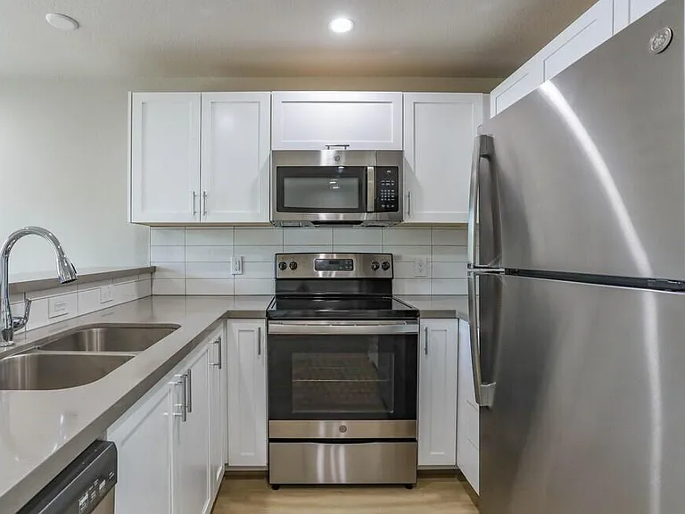 645 E 11th 1/2 St #16 — Photo 2