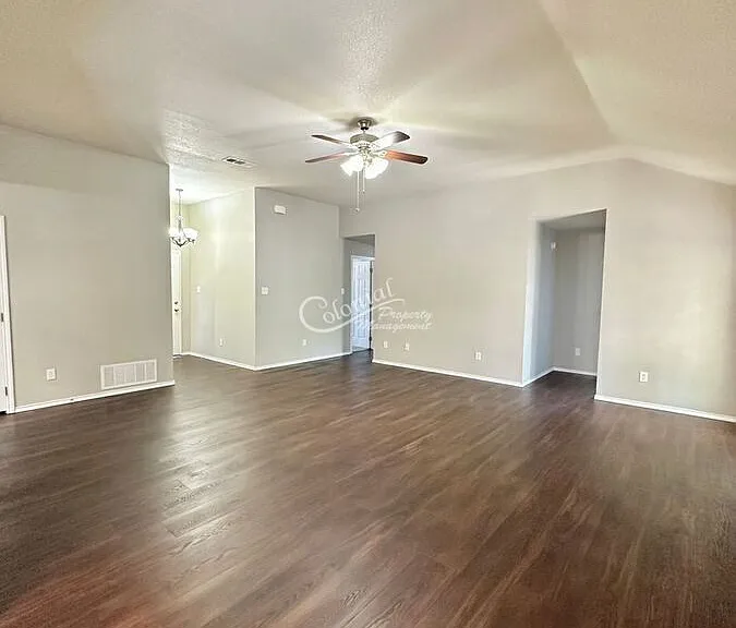 2315 Windy Cir — Photo 3