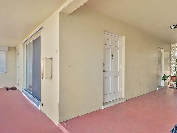 5th image of 1722 Mayo Street #207