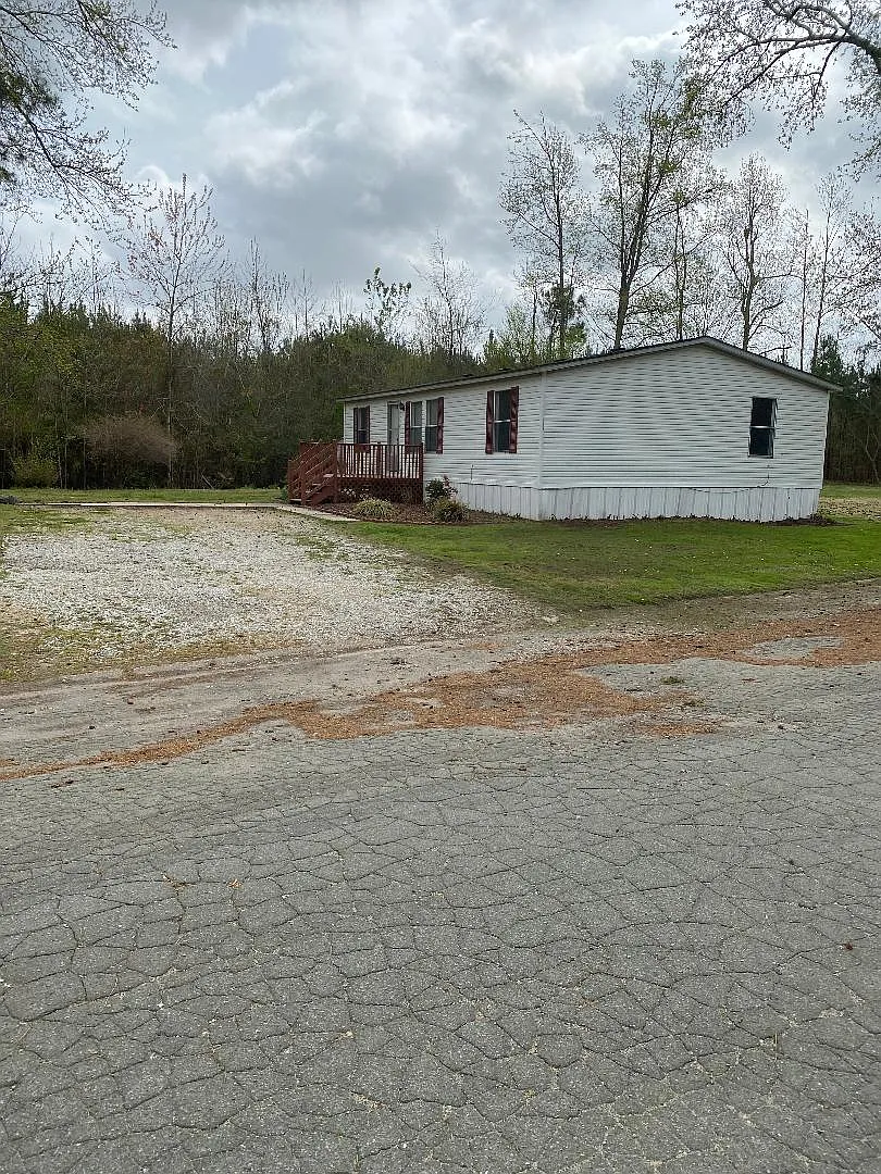 Front yard driveway. - 125 Ratcliffe