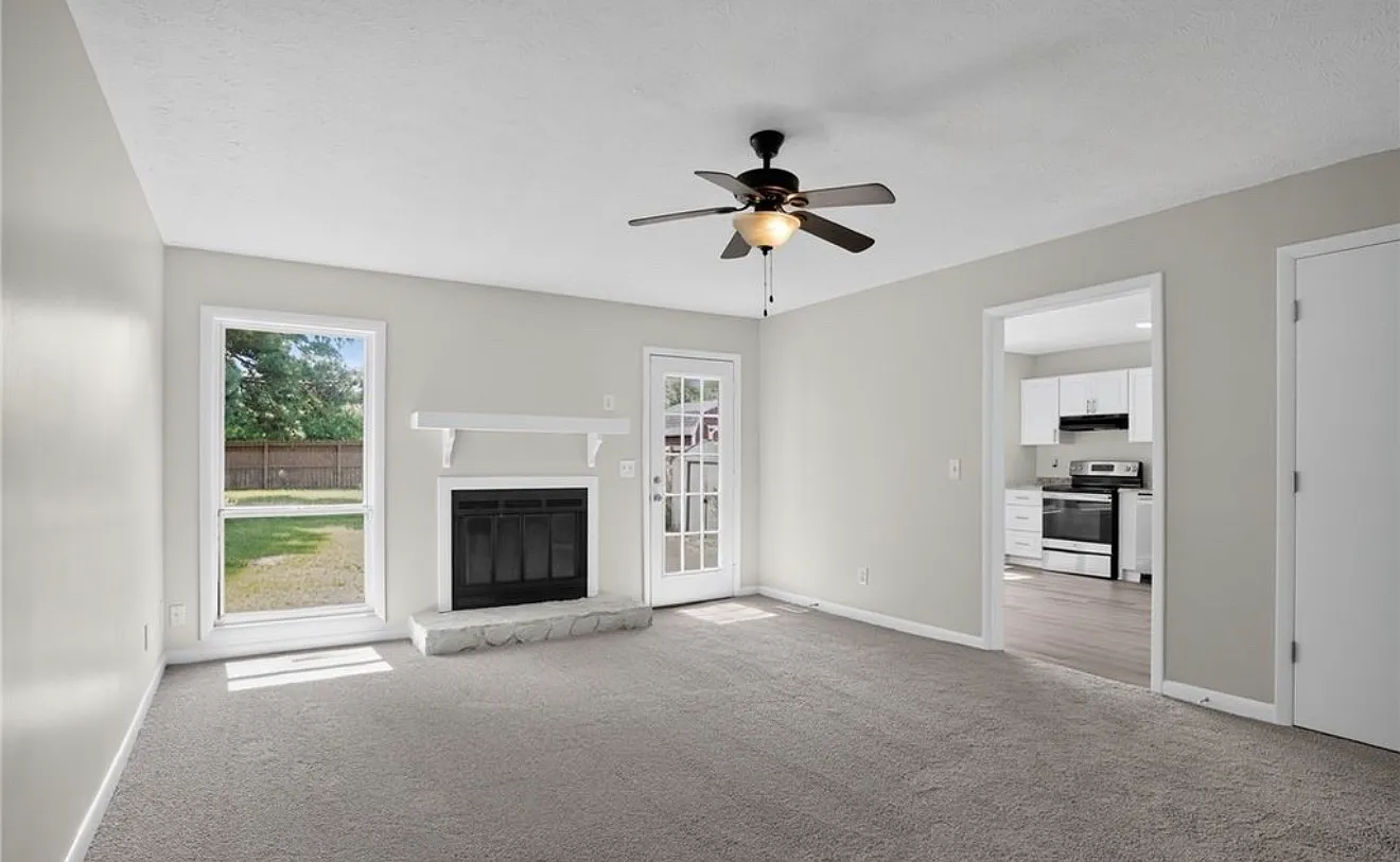 3 bed, 1151 sqft, $1,620 — Photo 3