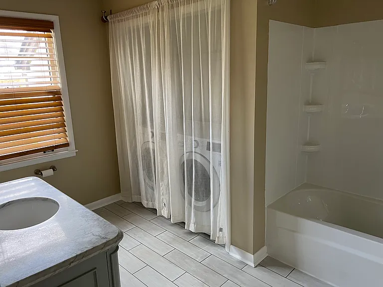 primary bathroom (no furnishing)