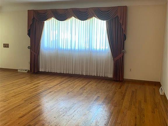 5th image of 33185 Arlesford Dr