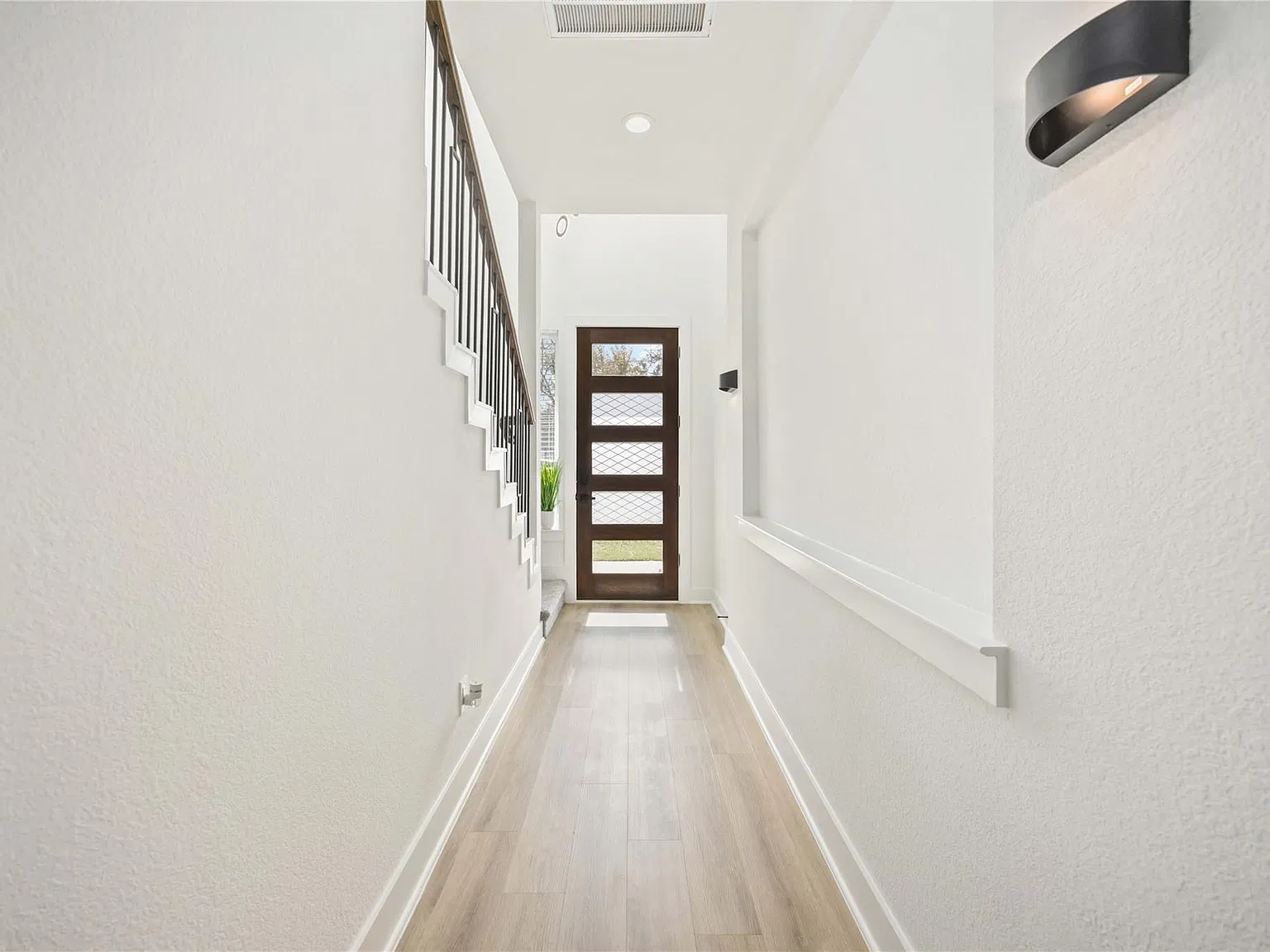 3 bed, 2.5 bath, 2904 sqft, $2,500 — Photo 3