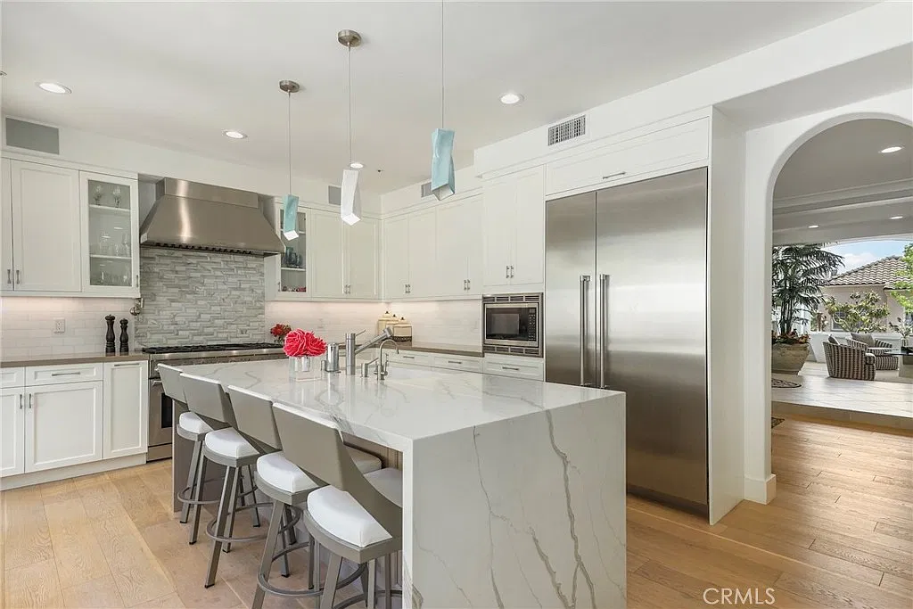 4 bed, 4996 sqft, $29,000 — Photo 3
