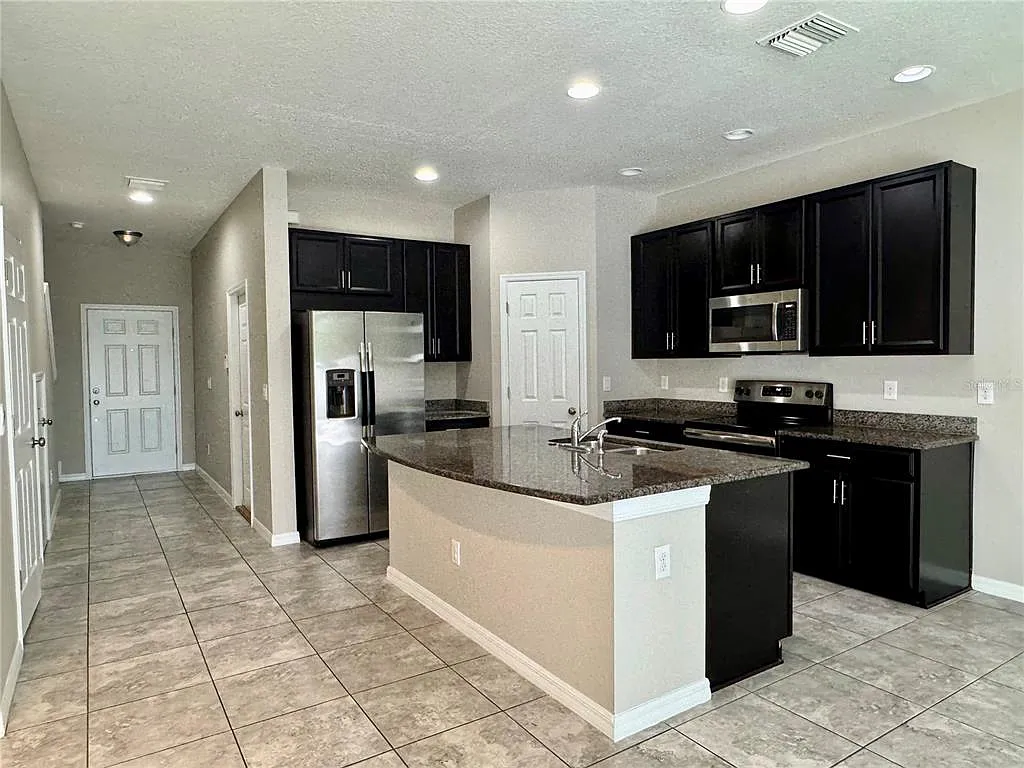 3 bed, 2.5 bath, 1400 sqft, $2,150 — Photo 3