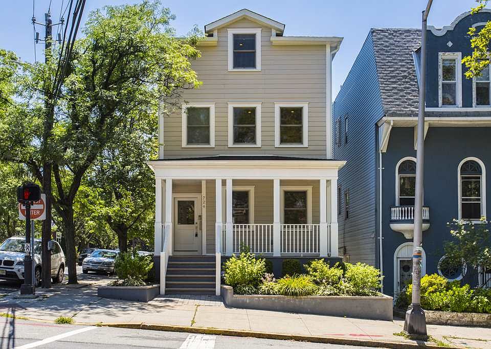 1st image of 724 Boulevard E