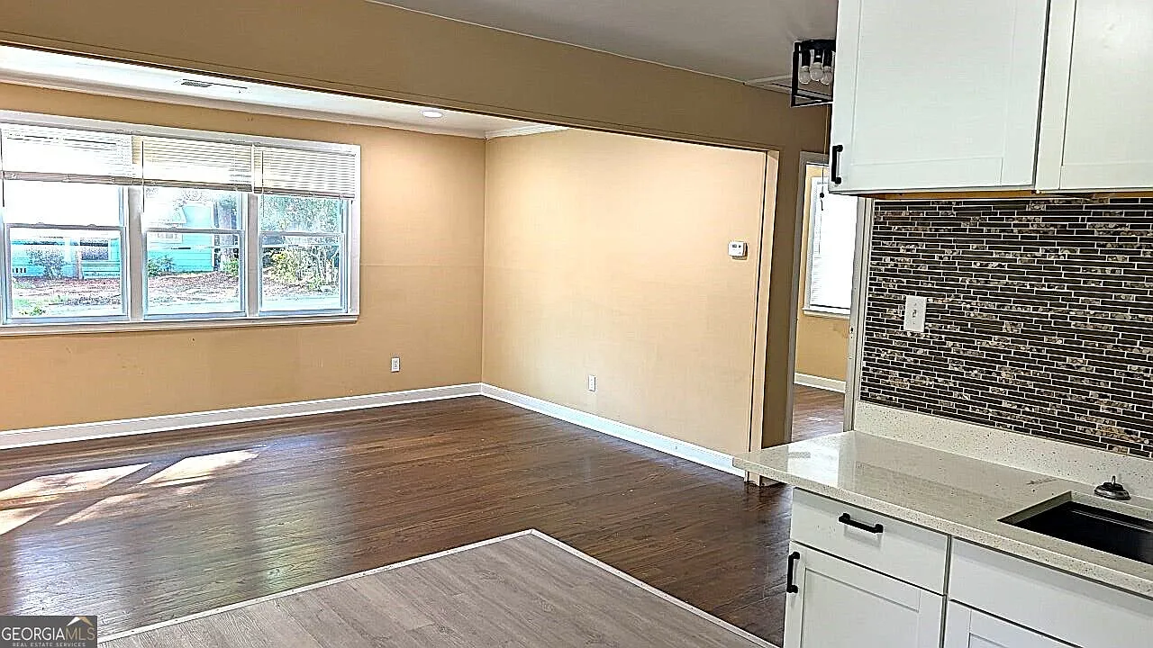 2 bed, 1.0 bath, 754 sqft, $900 — Photo 2