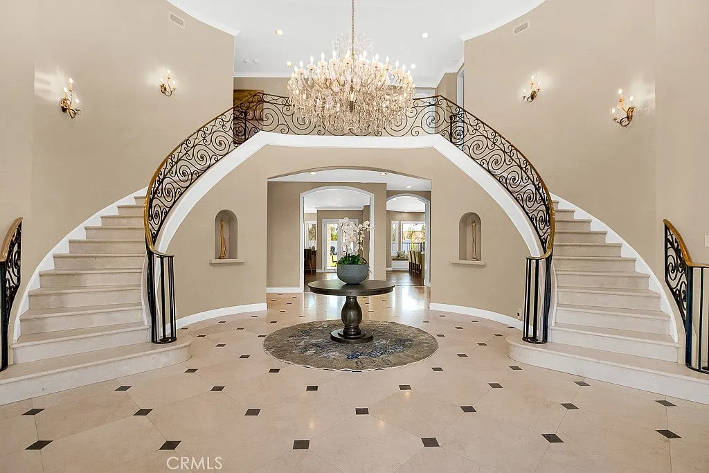 6 bed, 7000 sqft, $19,900 — Photo 2