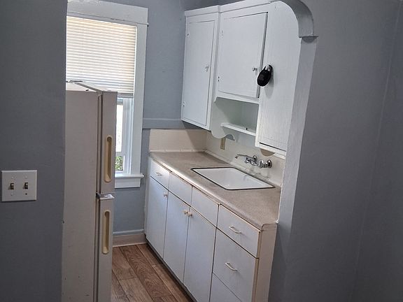 5th image of 333 W 9th St