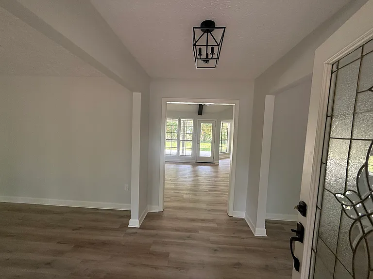 109 Park Ln — Photo 2