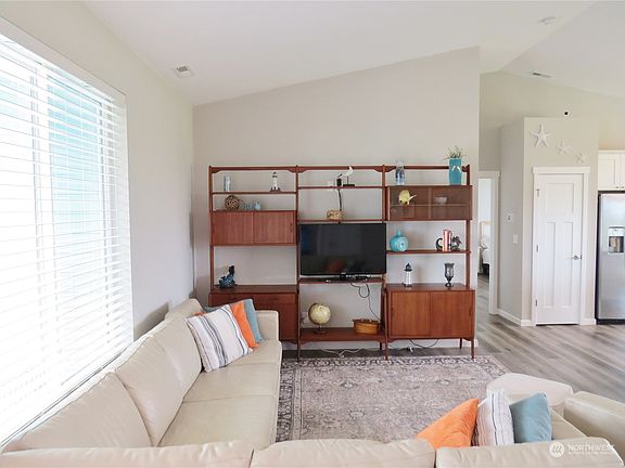 3rd image of 557 Puffin Avenue NE