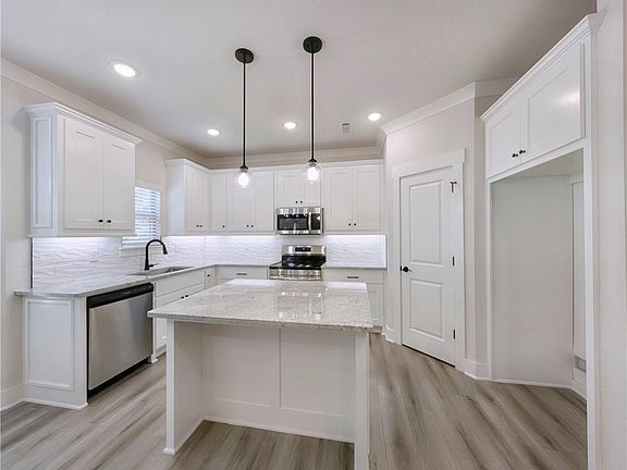 5th image of 13 Epping Dr