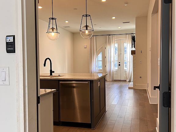 3rd image of 510 Heatherden Ave