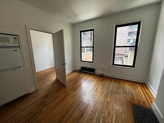 Rented by Salon Realty Corp | media 6