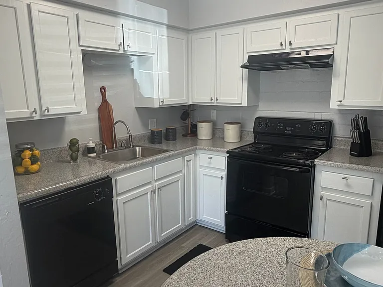 Waters Edge Apartments — Photo 37