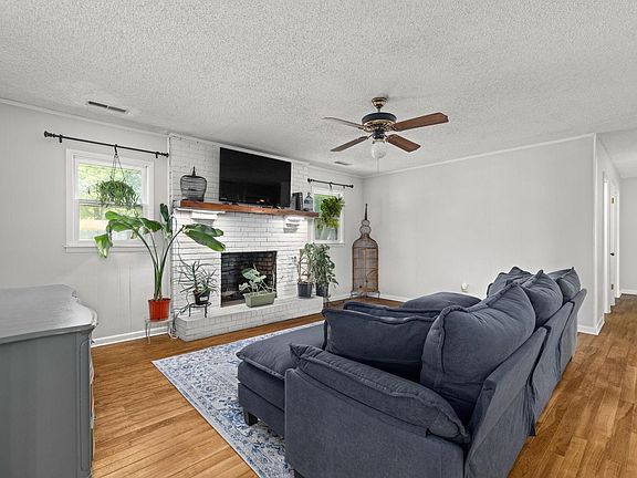 2nd image of 1402 Windsor Dr