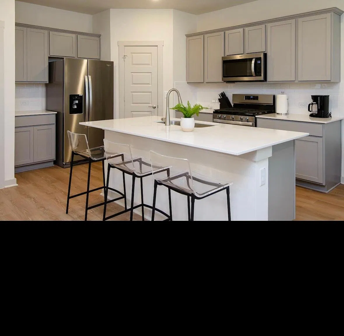 10904 Meris Ln — Photo 2