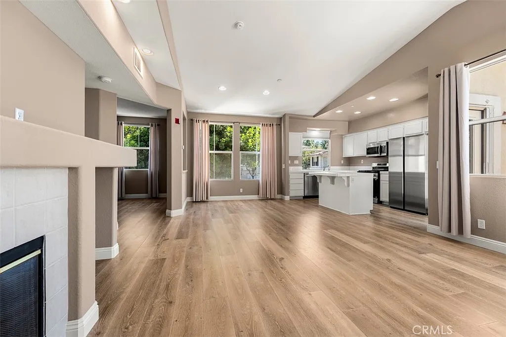 2 bed, 1057 sqft, $3,495 — Photo 4