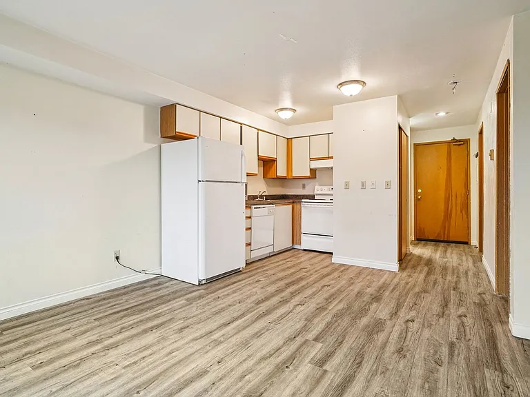 Adams Court Apartments — Photo 49