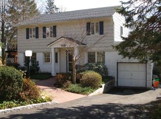 4 Chatham Rd, Commack, NY 11725