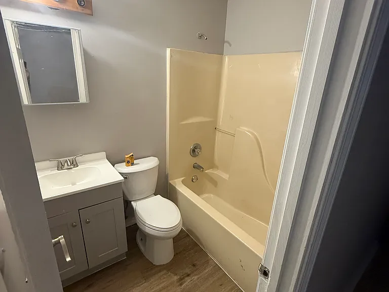 8 College St N #3 — Photo 4
